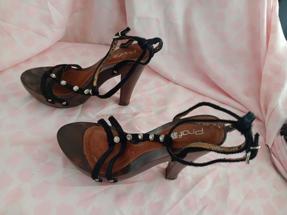 Sandálias de salto alto de madeira da Prof