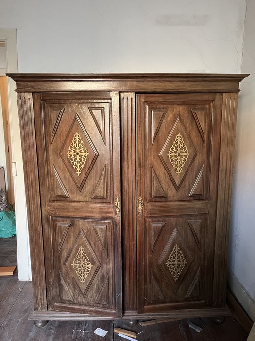 Roupeiro em Madeira Maciça