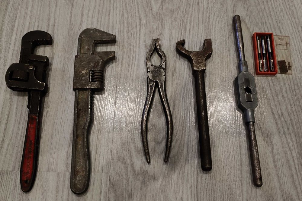 Diversas ferramentas antigas