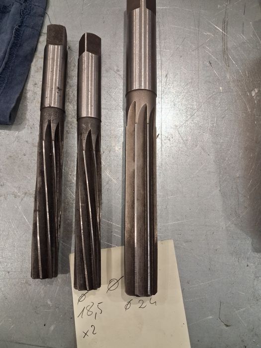 Rozwiertaki ręczne i stożek.