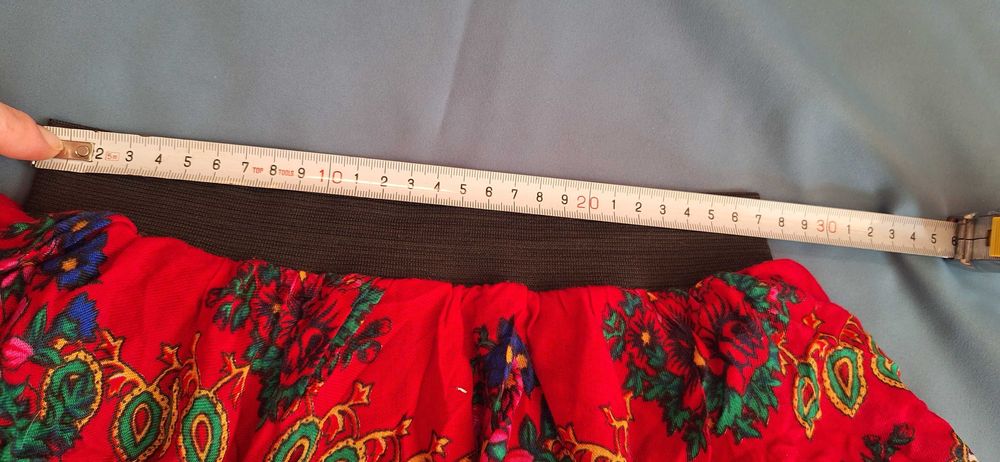 Rozkloszowana czerwona spódniczka mini góralski motyw folklor koronka