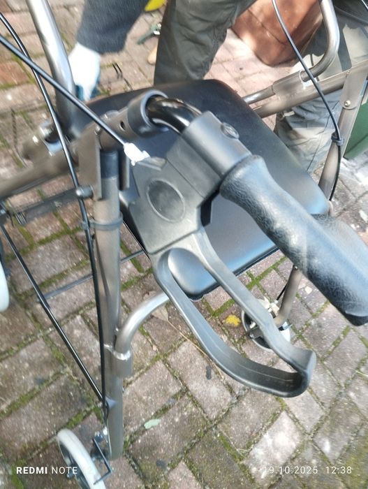 Nowy balkonik chodak składany z siedziskiem i koszem ma zakupy