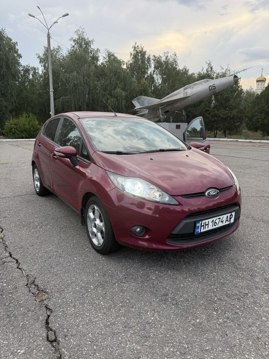 Продам fiesta 2010 год автомат