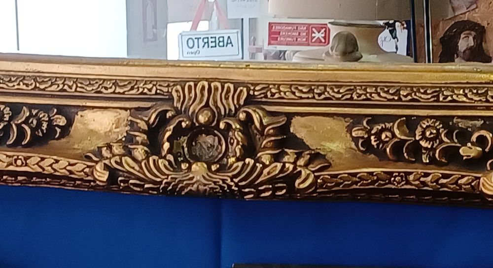 Espelho dourado em gesso