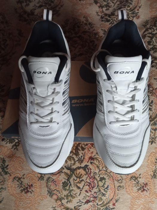 Продаються чоловічі шкіряні кросівки BONA.