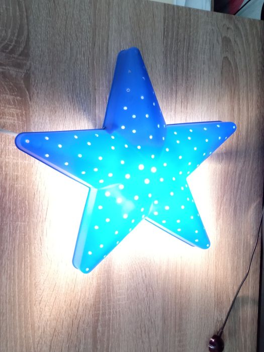 Lampka nocna ścienna Ikea.