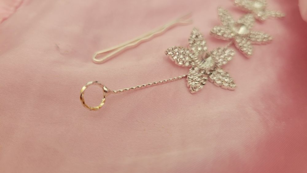 Tiara de Cabelo Prateada em Aço Inoxidável com Flores Brilhantes