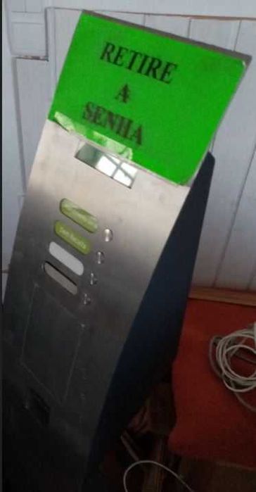 Quiosque dispensador de senhas usado