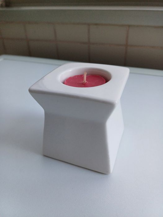2 porta-velas de cerâmica branca e vela em forma de pêra