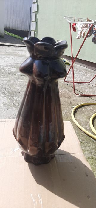 Duży, masywny wazon cimnobrązowy