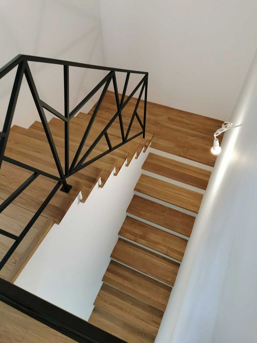 Schody drewniane na beton, samonośne, nakładki na schody