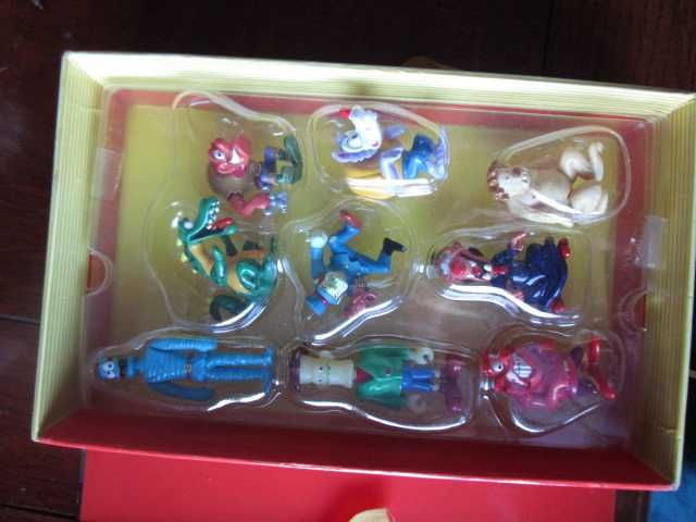 kinder surpresa conjunto na caixa monstros