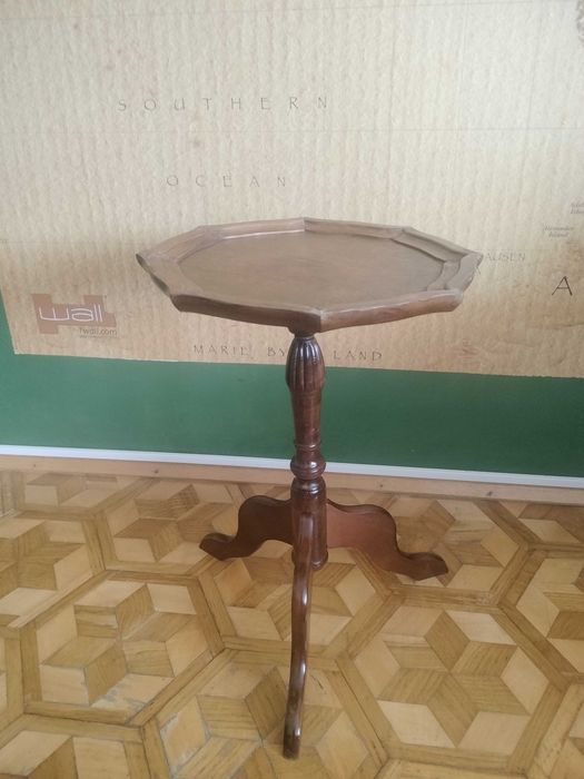 drewniany stoliczek ze skórzanym blatem, może być kwietnikiem