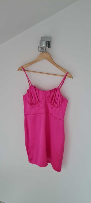 Satynowa sukienka różowa