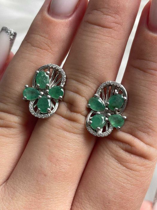 Серебряный набор 925 пробы с изумрудом 5x3 мм . Размер кольца 17.