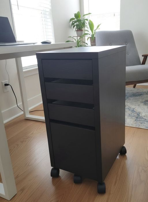 czarnobrązowa komoda IKEA na kółkach z serii MICKE.