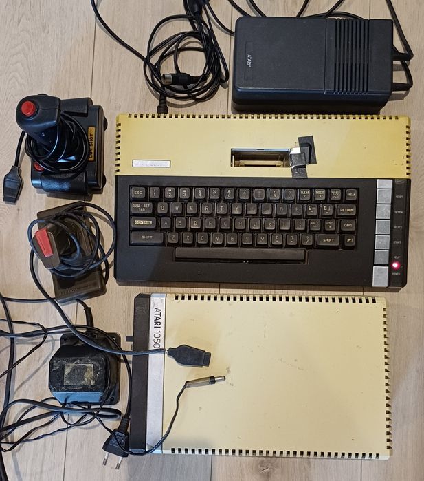 Komputer z PRL Atari 800XL i stacja dyskow Atari 1050 zasilacze kable  joystick Comodore