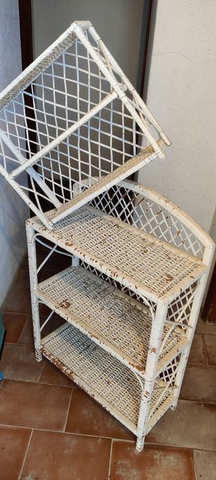 Estantes em palhinha