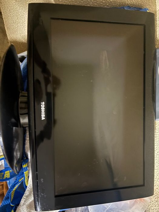 Televisão Toshiba 32” com comando original e suporte