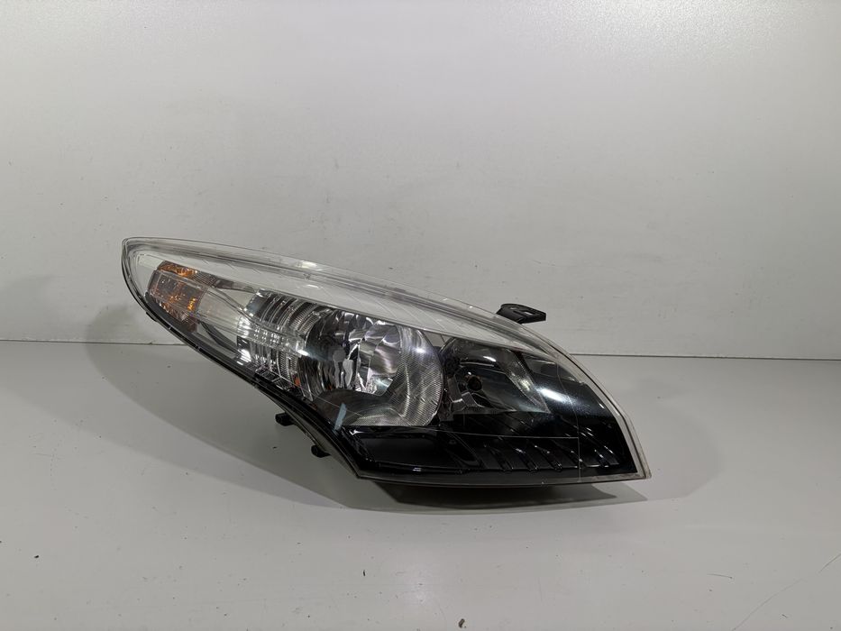 Renault megane iii 3 lampa przód przednia prawa eu