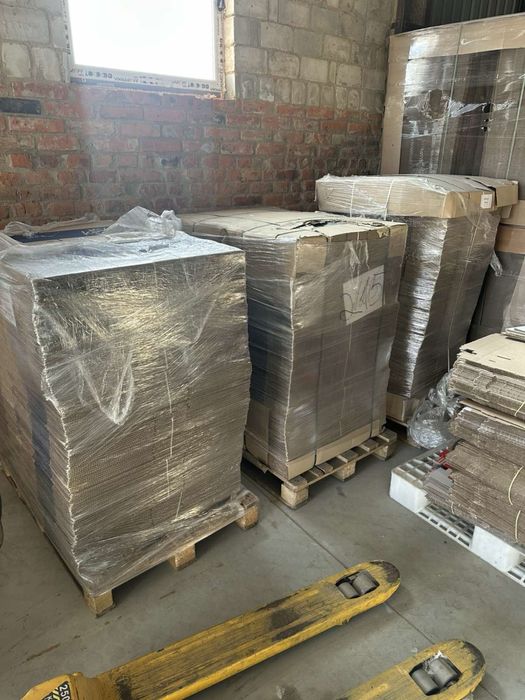 Коробки картонні  розмір 26/39/26 а також є інші розміри.