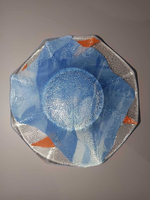 Prato em Vidro Artístico – Movimento, Cor e Exclusividade