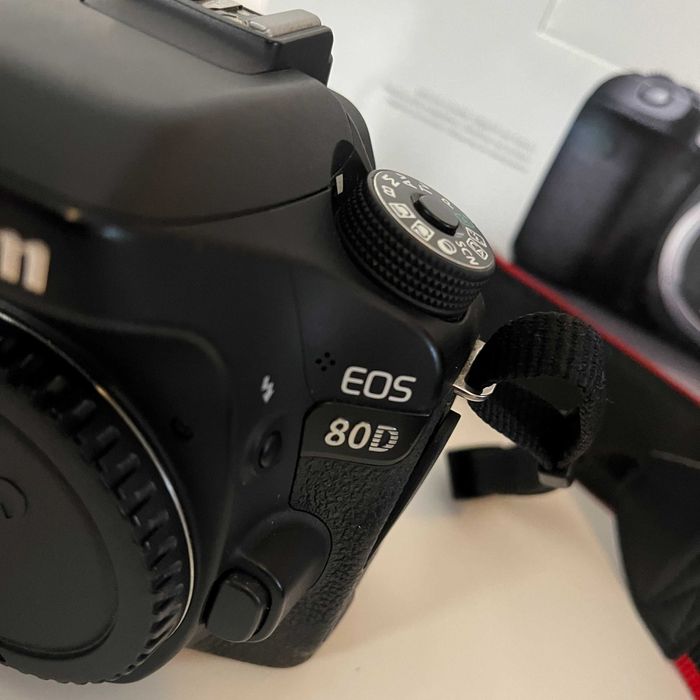 Máquina DSLR Canon 80D