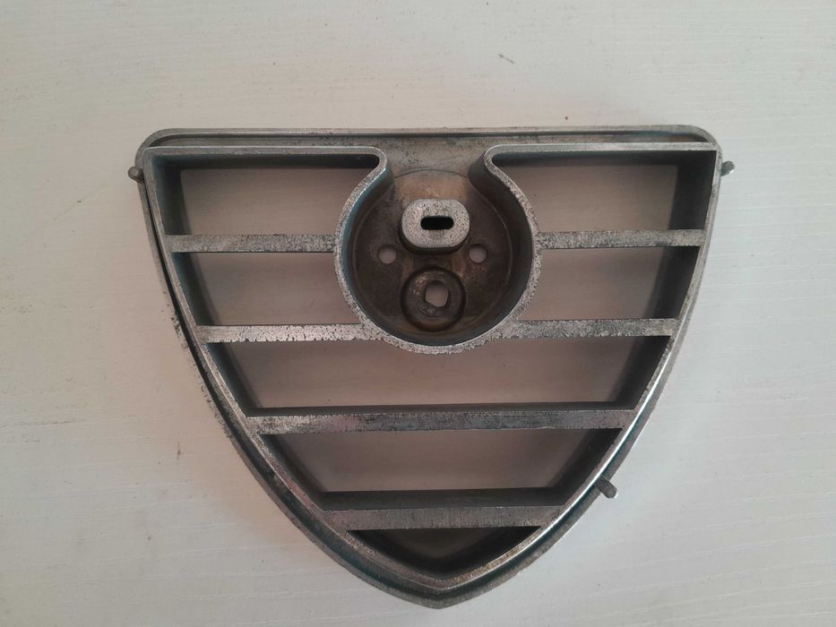 Alfasud Sprint escudeto centro grelha