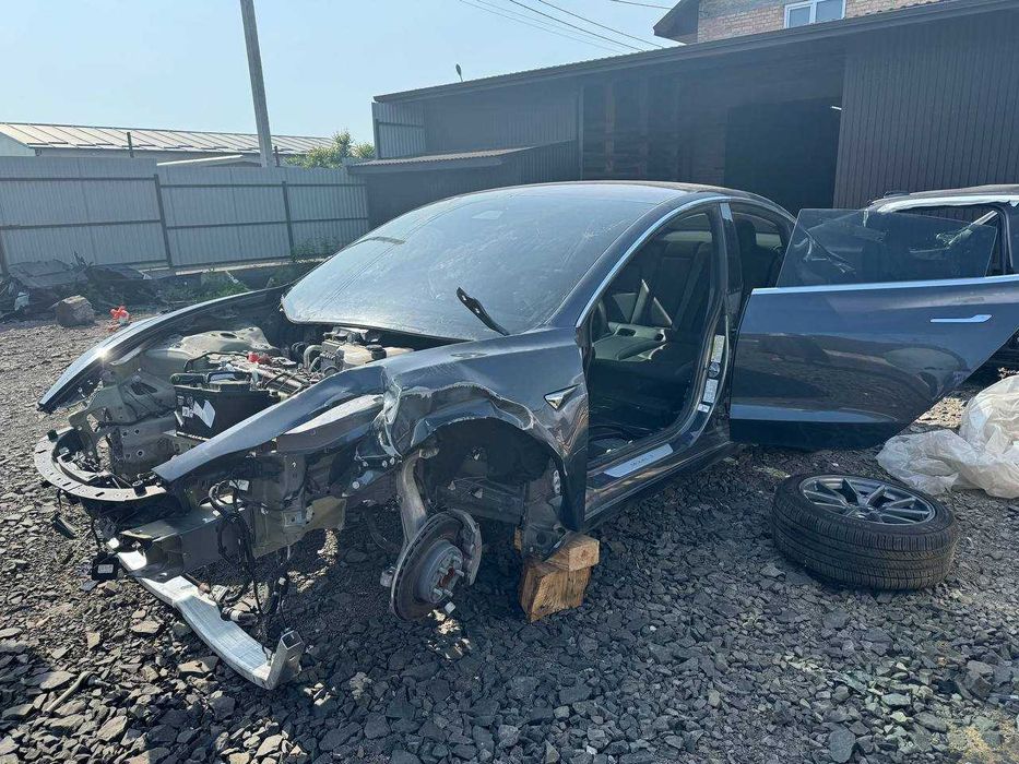 Шрот розборка розбірка Tesla Model 3  бампер двері фара ліхтар