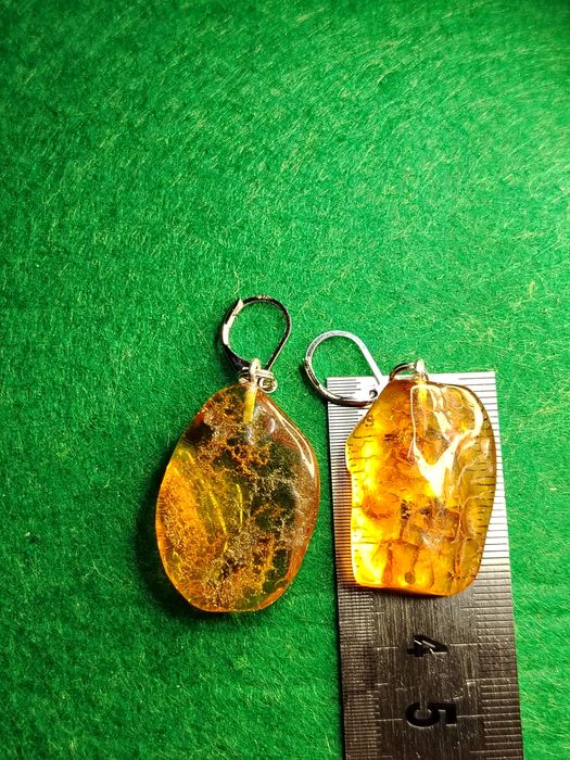 Kolczyki z naturalnym bursztynem bałtyckim.