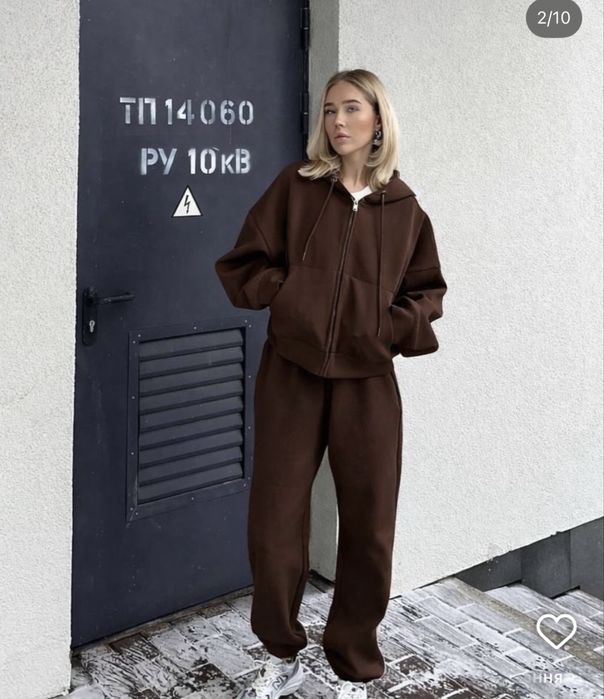 Костюм шоколадного кольору