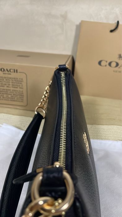 Mala Coach Preta em Pele com Detalhes Dourados