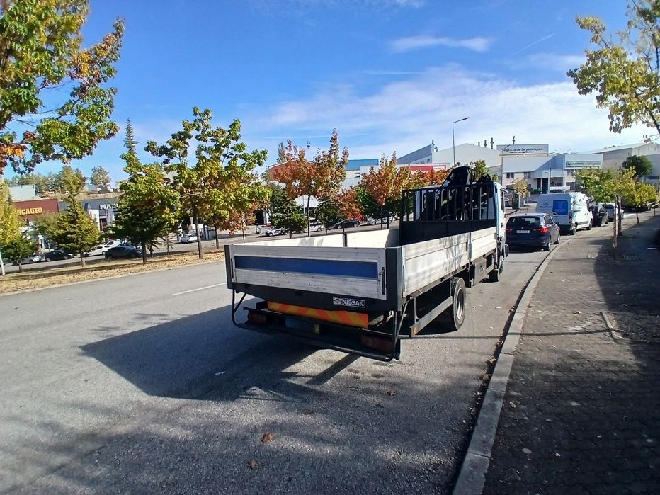 Camião Nissan com grua
