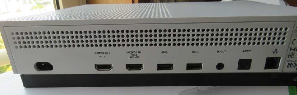 Xbox One S 1TB,4K,caixa origem,5 jogos em cd; SEM comando.Ler anuncio