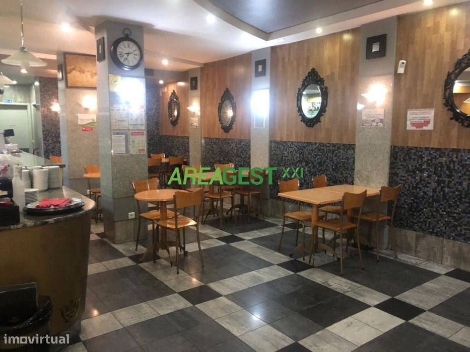 Loja para venda com rendimento em Loures, Santo António dos Cavaleiros