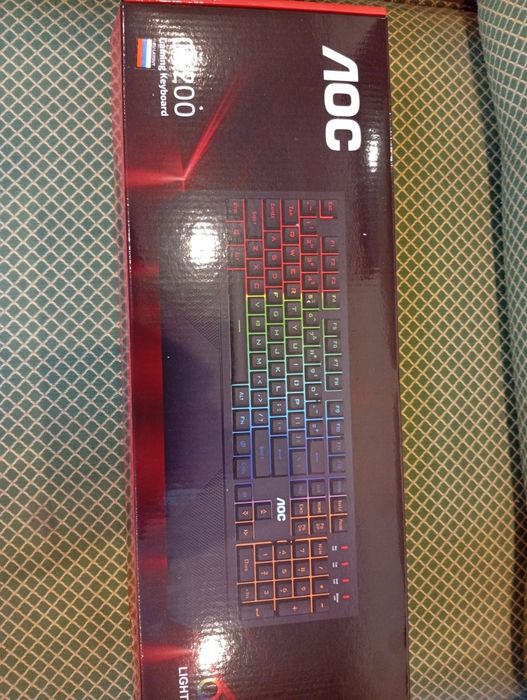 klawiatura gamingowa AOC GK200 z tęczowym podświetleniem