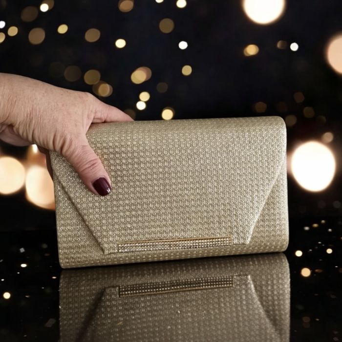 Kopertowka damska zlota na lancuszku elegancka torebka wizytowa
Elegan