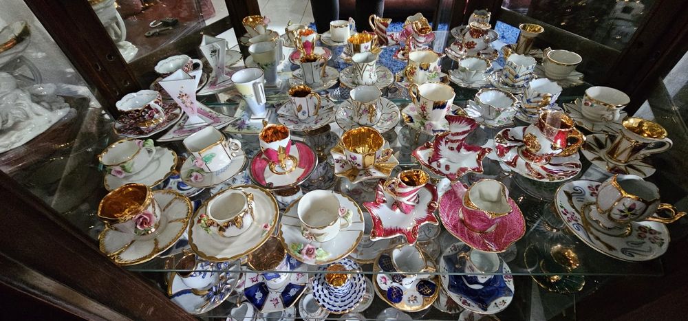Conjunto de Chávenas de Porcelana, incluindo várias Limoges