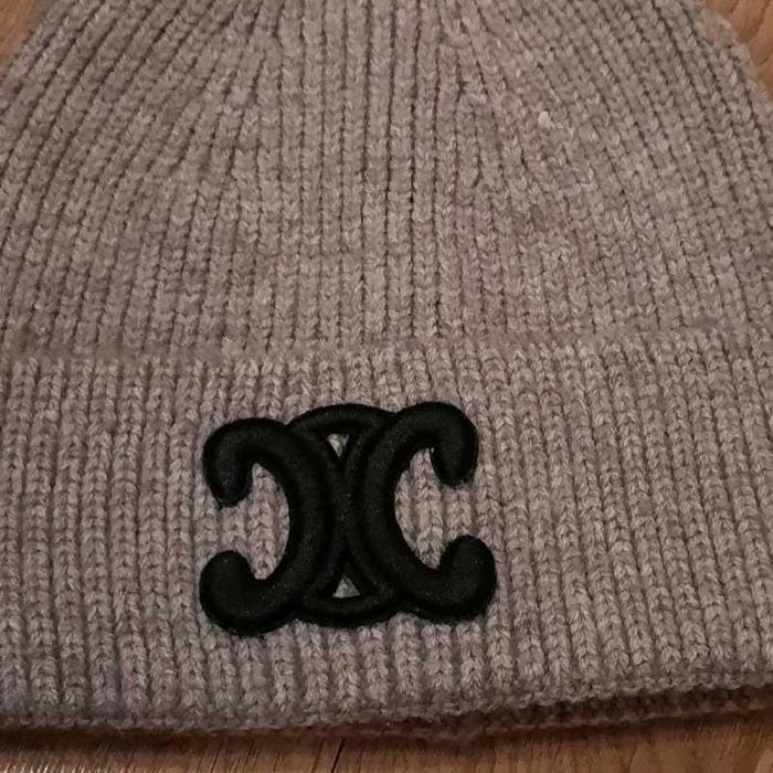 Szara czapka, haftowane czarne logo-znaczek