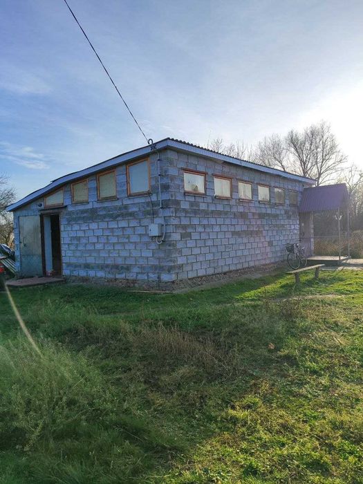 Продаж магазинів та земельної ділянки