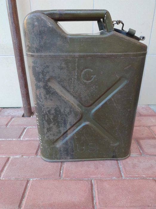 Kanister amerykański ,,jerry can" 1951 roku z okresu wojny koreańskiej.