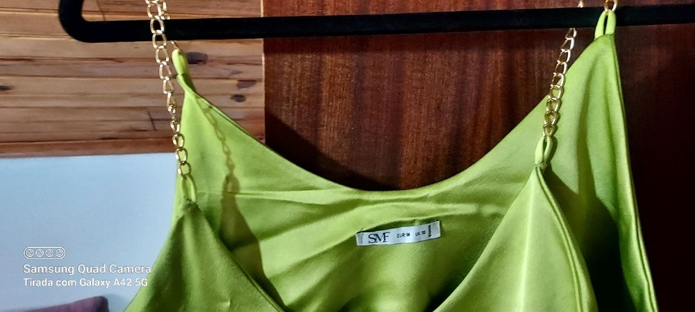 Top verde com alças em metal