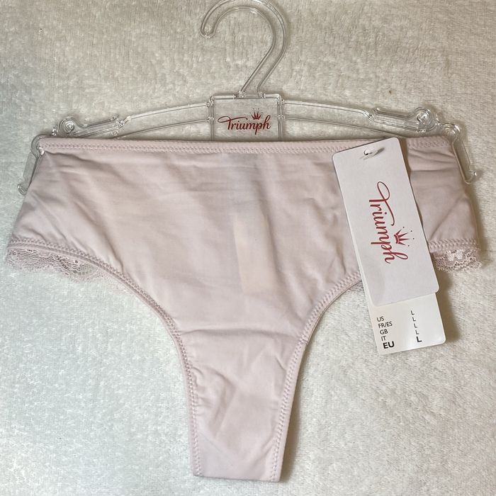 Triumph Nowe majtki Lovely Micro Brazilian String 40/L jasny róż z koronką