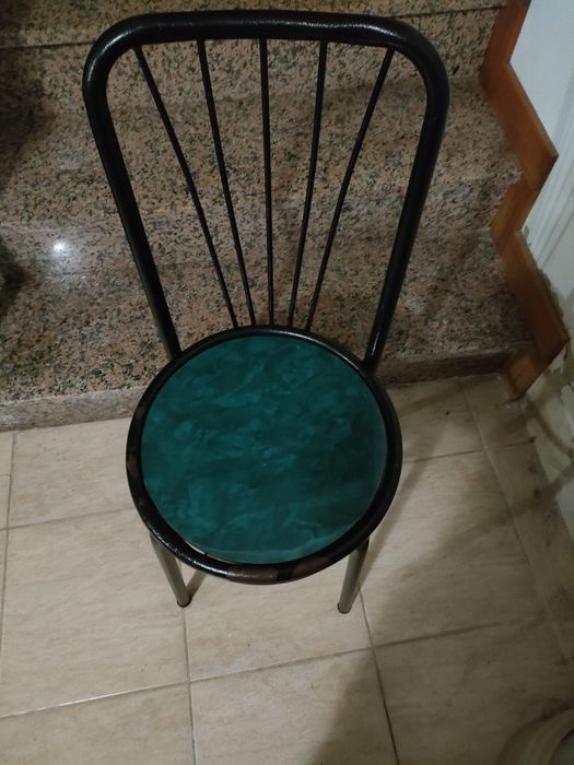 Várias mesas e cadeiras para venda usadas em razoável estado