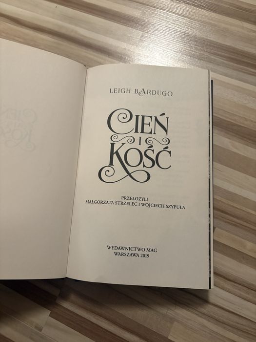 Cień i kość uniwersum griszów Leigh Bardugo