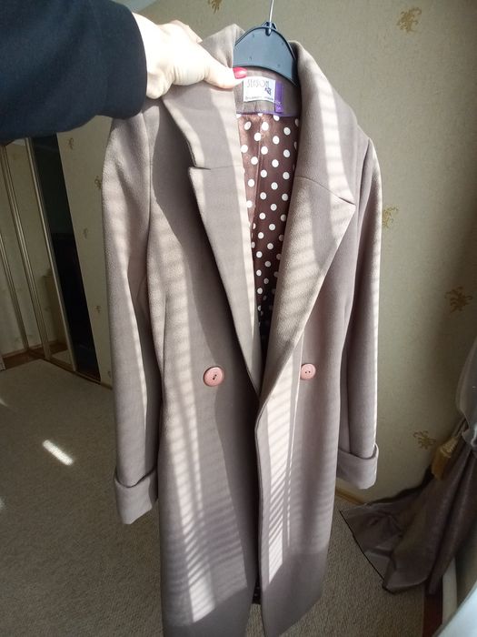 Пальто бежевого кольору