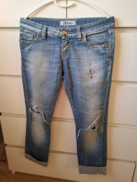 M niebieskie spodnie jeansowe przecierane z rozdarciami z dziurami