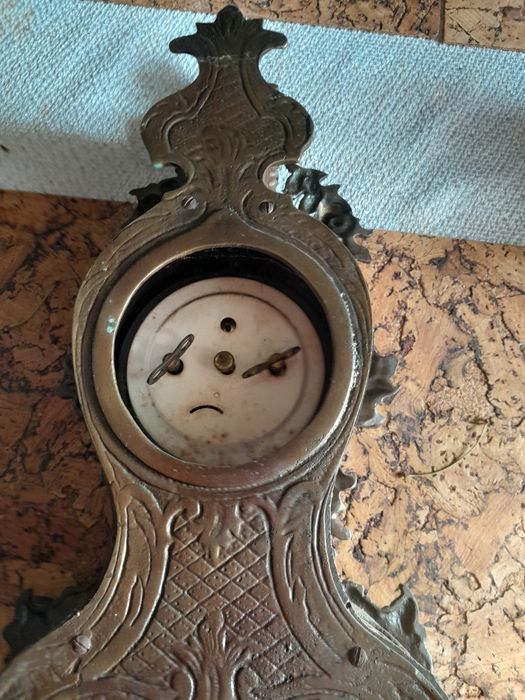 Stary zegar nakręcany z mosiadzu