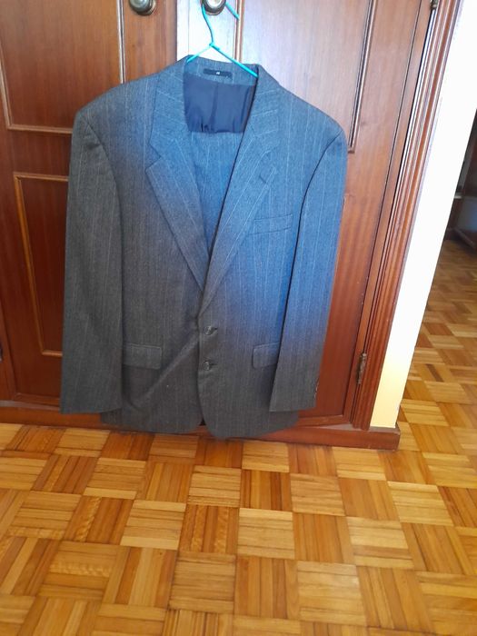 Vendo fato cinzento escuro com umas riscos  cinzento  claro