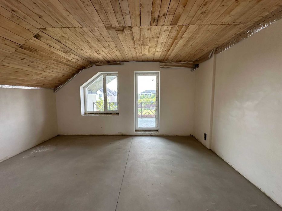 Великий будинок у Крихівцях з ділянкою 6 сот.!